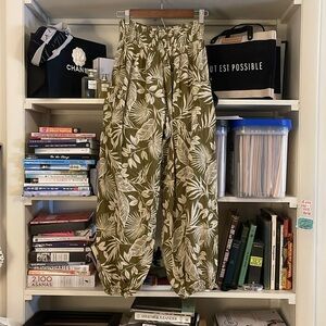 Bila77 tropical print harem pants with side pockets, excellent condition.